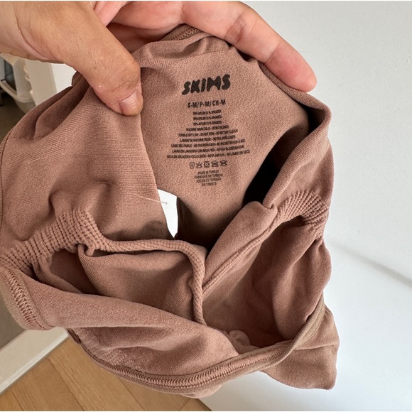 SKIMS SEAMLESS SCULPT THONG BODYSUIT - Picture 3 of 5